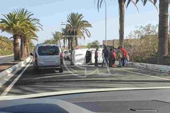 Aparatoso vuelco de un todoterreno en la Avenida del Cabildo de Telde/TA.